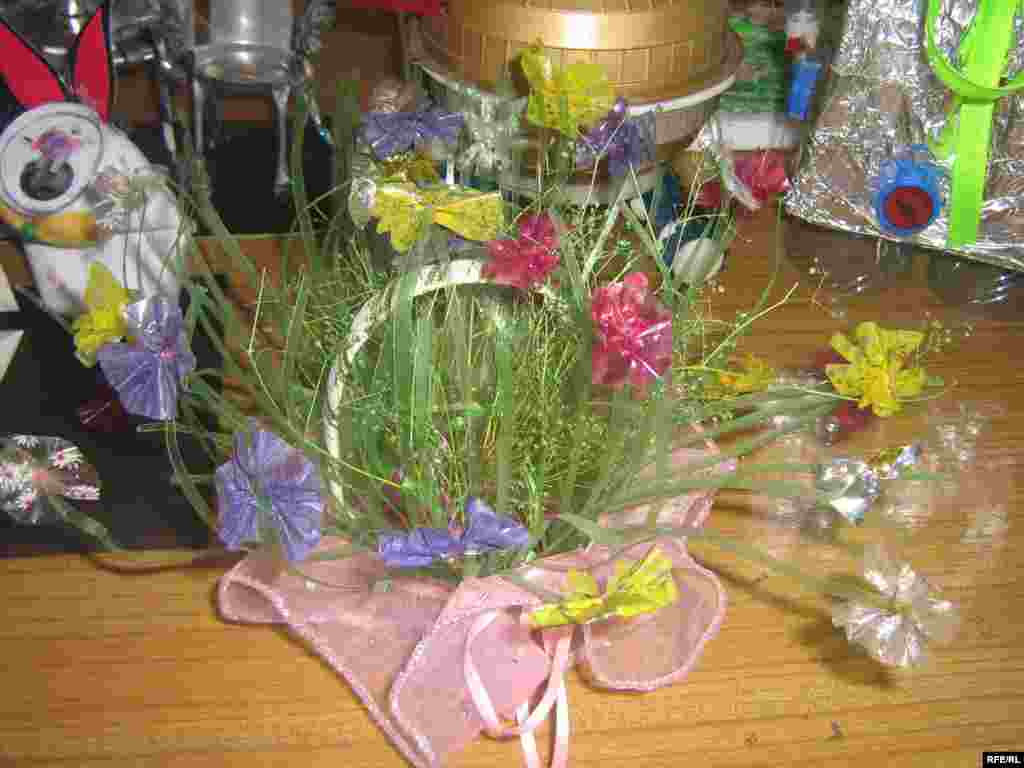 Жалпысынан сынакка 150дөй эмгек келип түшкөн. Өзгөчө жана пайдалуу буюмдарды жасаган, плакаттарды тарткан жеңүүчүлөр 300 евро жана диплом алышты.