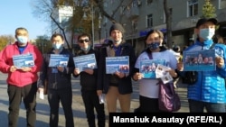 Активисты, собравшиеся в Алматы в поддержку политзаключенных. Октябрь 2020 года.