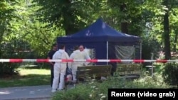 A rendőrség helyszínel Berlinben egy parkban, ahol agyonlőttek egy csecsen disszidenst. 2019. augusztus 23. 