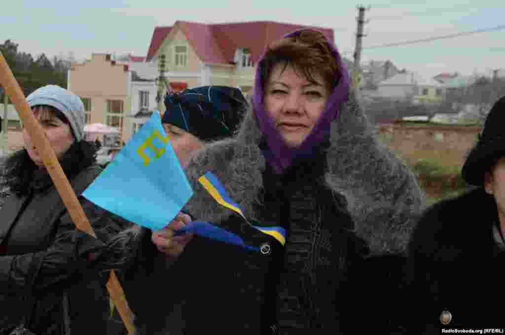 В почти тысяче населенных пунктах во всех районах Крымского полуострова, на тот момент уже почти оккупированному российскими войсками, женщины создали сотни живых цепочек вдоль крымских дорог и автотрасс с украинскими и крымскотатарскими флагами и лозунгами за мир и целостность Украины. 