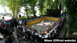 تصویری از بازدید سفرای خارجی در تهران از زندان اوین
