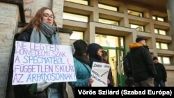 Élőlánccal tiltakoznak a szülők az Árpád gimnázium fenntartóváltása ellen 2024. december 12-én