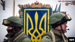 Militari ruşi în faţa unităţii militare ucrainene de la Perevalnoye, lângă Simferopol, 2 martie 2014