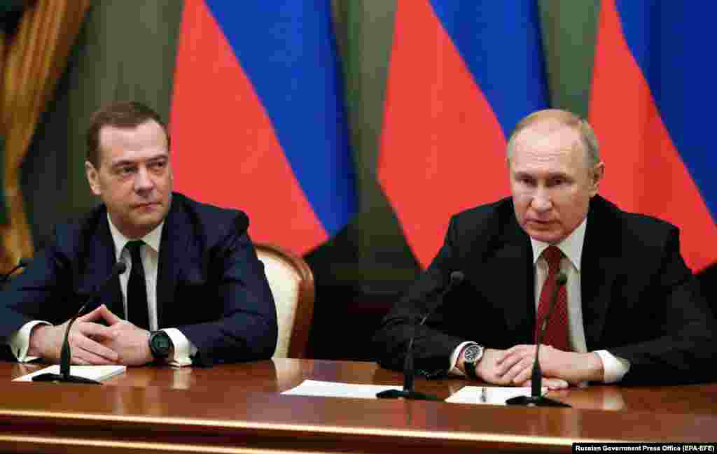 Путин и Медведев во время встречи с членами правительства в Москве. 15 января 2020 года. Путин во время выступления с посланием высказался за референдум для внесения изменений в Конституцию. Эти поправки могут расширить полномочия парламента и ослабить власть будущего президента. Срок полномочий Путина на посту президента истекает в 2024 году. Через несколько часов после выступления Путина правительство Медведева ушло в отставку. Медведев назначен заместителем Владимира Путина в Совете безопасности страны. 