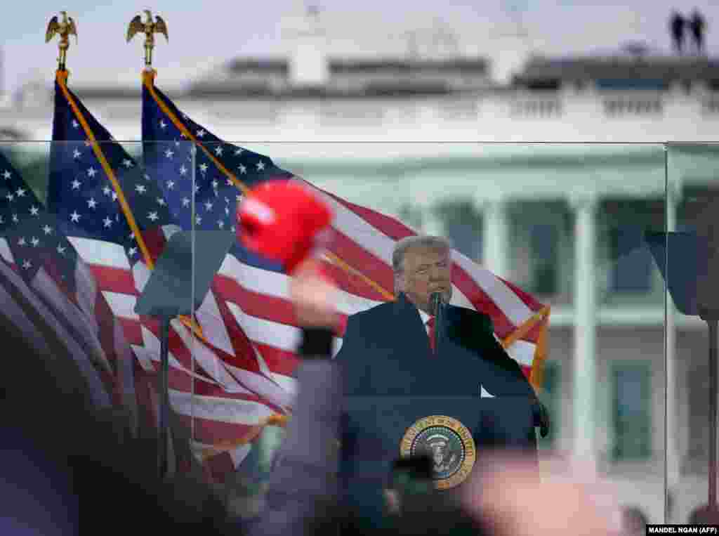 Президент Дональд Трамп выступает перед собравшимися. "Мы никогда не отступим, – заявил он. – Мы не дадим украсть ваши голоса".