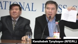 «Руханият» партиясының рухани жетекшісі Мұхтар Шаханов (сол жақта) пен партия төрағасы Серікжан Мәмбеталин баспасөз мәслихатында. Алматы, 28 желтоқсан 2011 ж.
