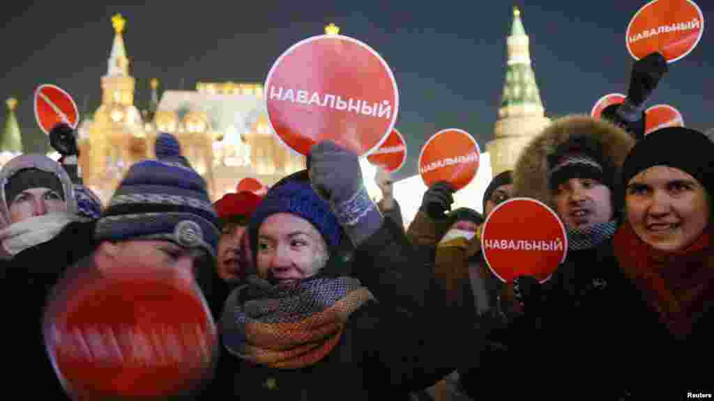 Протягом усього вже другого путінського десятиліття в Росії наростав протестний рух. Його головним обличчям став Олексій Навальний, засновник Фонду боротьби з корупцією, створеного спеціально для викриття кримінальної активності високопоставлених російських чиновників і силовиків. Навального неодноразово заарештовували за несанкціоновані мітинги і намагалися завести на нього кримінальні справи (справи «Ів Роше» і «Кіровлісу»), але відправити його до в'язниці російська влада так і не наважилася