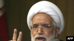 مهدی کروبی نشست خبری محمود احمدی‌نژاد را «پرده دیگری از نمایش مضحک» خوانده است.