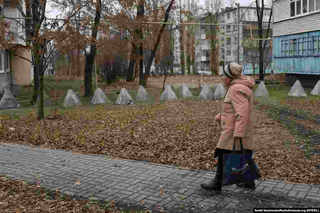 Женщина идет по пригороду Покровска, начало декабря 2024 года. В первые дни полномасштабного российского вторжения мы с коллегами находились в Покровске. Тогда в городе работали кафе, рестораны и торговые центры. Теперь мы наблюдаем, как он умирает. С 2022 года я видел много городов, охваченных войной. Некоторые пали быстро, другие, как Северодонецк, Лисичанск, Соледар, держались до конца. Теперь в этом списке есть Покровск