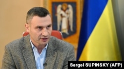 «Бачимо, що не всі поводяться адекватно. В Україні – війна, тривають артобстріли наших міст, а деякі громадяни влаштовують салюти!» – Віталій Кличко