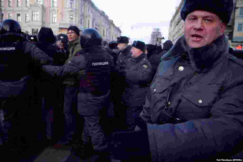 Полиция выдавливает журналистов и участников акции с площади. 