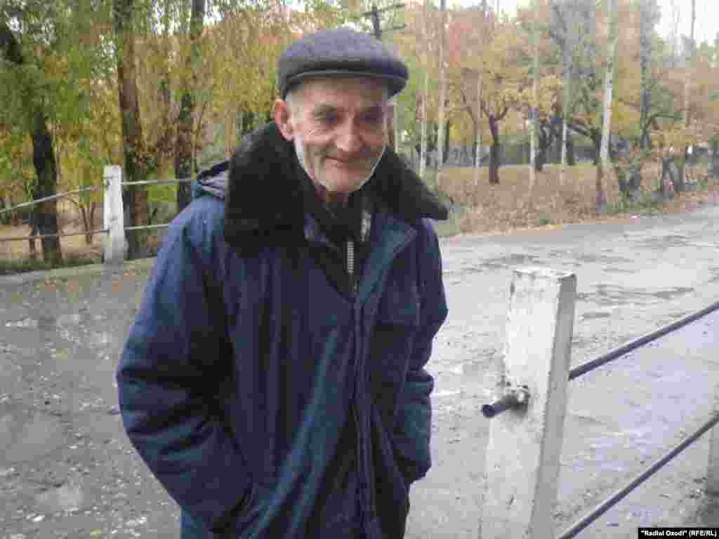 Як сокини Хоруғ дар назди қитъаи раъйдиҳӣ.