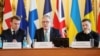 Слева направо: президент Франции Эмманюэль Макрон, премьер-министр Великобритании Кир Стармер и президент Украины Владимир Зеленский принимают участие в саммите лидеров ЕС по европейской безопасности и Украине, Лондон, 2 марта 2025 года