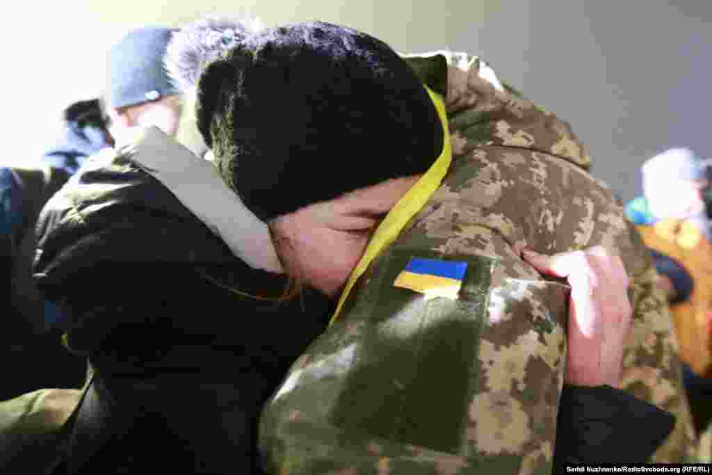 Освобожденные при обмене заложниками украинские солдаты воссоединились со своими близкими в аэропорту «Борисполь». Киев, 28 декабря. (RFE/RL/Serhiy Nuzhnenko) 