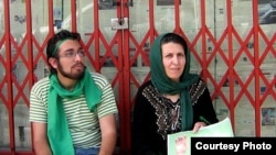 سهراب اعرابی در کنار مادرش پروین فهیمی