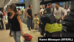 Armenia -- Syrian Armenians arrive in Yerevan, 17Aug2012