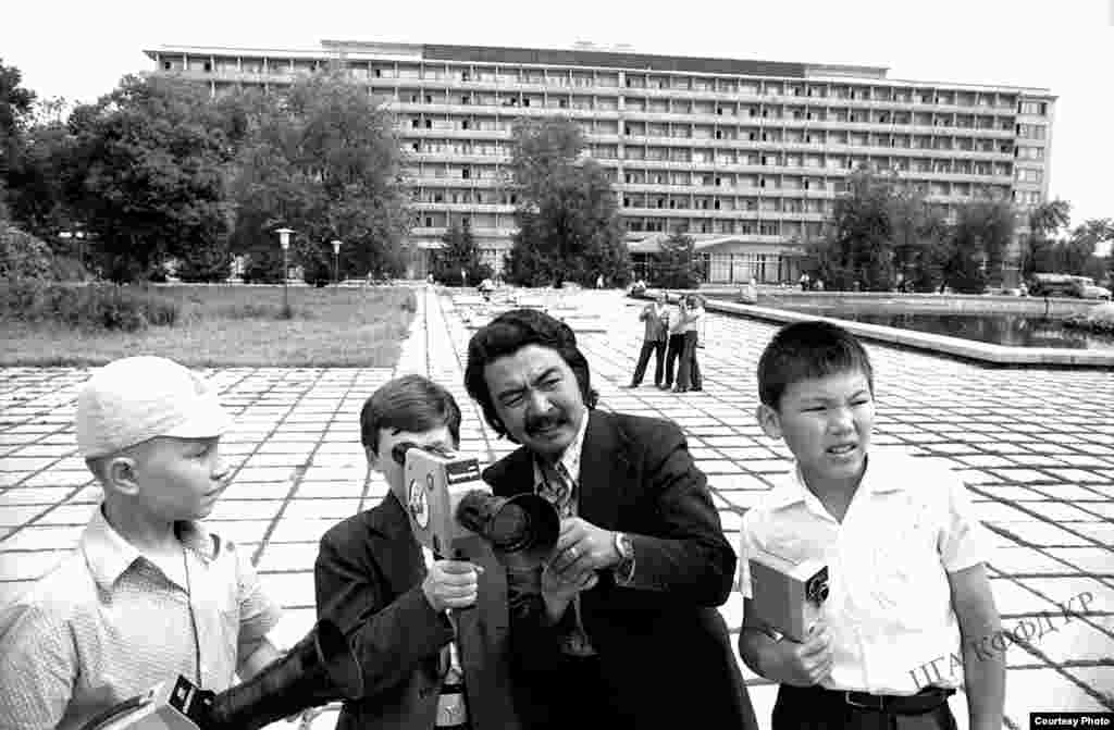 Режиссер Болот Шамшиев с юными кинолюбителями, 1979 год. Автор фото - В. Морев. 