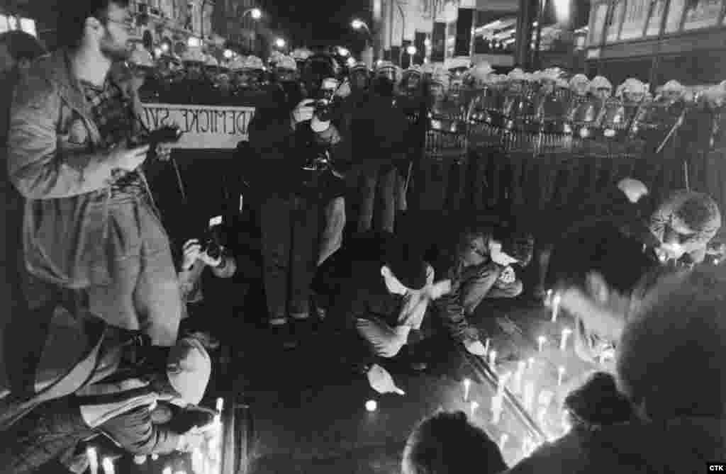Студенты зажгли свечи, скандируя "Мы безоружны!". Однако они были блокированы спецназом, который начал разгон демонстрации. 