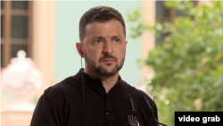 «Мабуть, такі думки у деяких партнерів можуть бути. Тому напряму вони не комунікують це зі мною ці питання, але через медіа, зрозуміло, перевіряють його градус» – Володимир Зеленський 