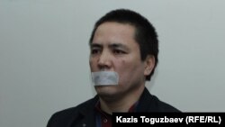 "Соттағы заңсыздықтарға" қарсылық ретінде аузына скотч жапсырып шыққан Алмат Жұмағұлов сот залында. 2018 жыл.