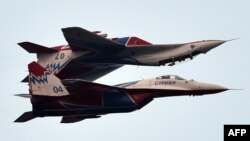 Avioane MiG 29 într-o acrobație aeriană la Belgrad, octombrie 2015.