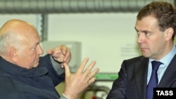 Predsjednik Dmitrij Medvedev i smijenjeni gradonačelnik Moskve Jurij Luškov,27.maj 2010.