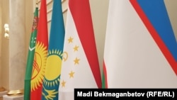 Флаги Туркменистана, Кыргызстана, Казахстана, Узбекистана и Таджикистан.