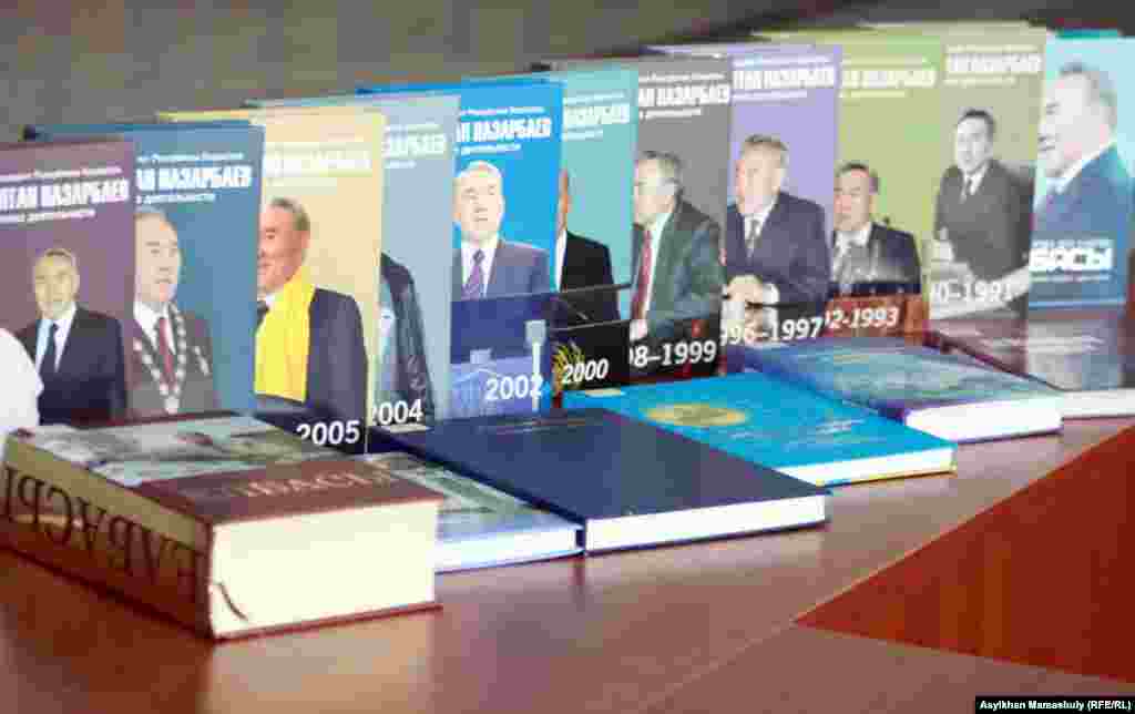 Беш аз сад китоб бо муаллифии Нурсултон Назарбоев, нашр шудааст. Дар Қазоқистон сари ҳар вақт намоиши китобҳои президент баргузор мешавад ва корҳои илмӣ аз руи китобҳои вай анҷом дода мешавад. 