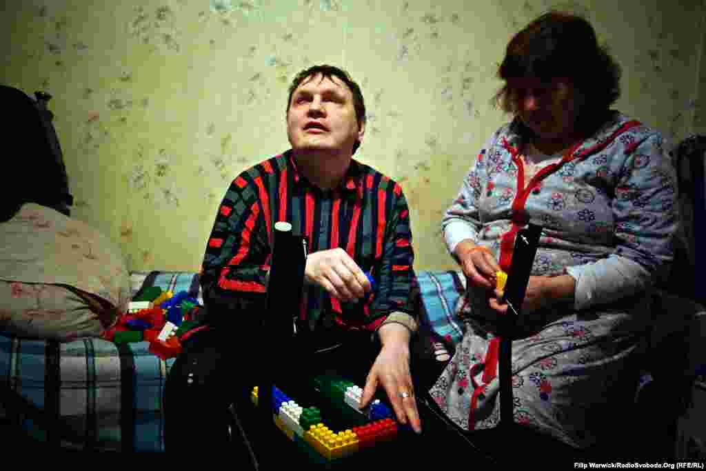 Ұлының психикалық сырқаты және көзінің ақауы бар Неля Сергеевна. Ел ішінде босқынға айналған азамат ретінде бұл кісілер де WFP азық-түлік ваучерін алуға құқылы. 