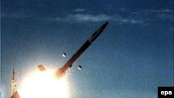 U.S. -- A missile test at White Sands Missile Range in New Mexico, 05Feb2000