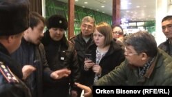 Корреспондент «Настоящего Времени» Светлана Глушкова после ее задержания в аэропорту Нурсултан Назарбаев, прибывший на место задержания ее адвокат Бауржан Азанов (второй слева). 31 марта 2019 года.