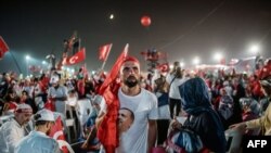 Участники акции в поддержку правительства, проходящей после неудавшейся попытки переворота. Стамбул, 7 августа 2016 года.