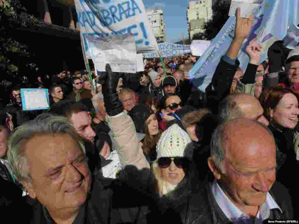U Podgorici je nekoliko hiljada ljudi 21. januara 2012. protestovalo ispred zgrade crnogorske Vlade, zbog teškog socijalno-ekonomskog stanja u Crnoj Gori. Protest je organizovala Unija slobodnih sindikata, uz podršku Mreže za afirmaciju nevl