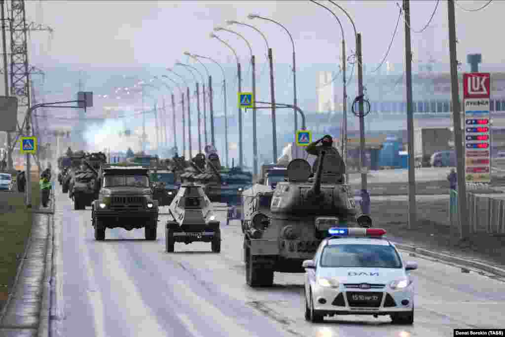 Борбени тенкови Т-34 во Екатеринбург за време на пробите за прослави што ќе ја одбележат 75-годишнината од победата на сојузниците во Втората светска војна. Настанот беше најавен за 9 мај.