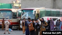 یو شمېر افغانان د افغانستان پرېښودو او ایران ته د تګ په تمه ( عکس ارشیف ا)
