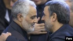 محمود احمدی‌نژاد (راست) در مراسم ختم مادر قاسم سلیمانی، فرمانده نیروی قدس سپاه پاسداران. 