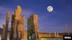 نهادهای تحت نظارت جمهوری اسلامی در برخی از روزهای مهم فرهنگی و بر خلاف رضایت شهروندان از حضور آنها در اماکن تاریخی مهم ممانعت به عمل آوردهاند