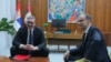 Presidenti i Serbisë, Aleksandar Vuçiq, dhe mandatari për formimin e Qeverisë së re serbe, Gjuro Macut. 