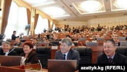 Жаңы парламенттин алгачкы отуруму, алдыда КСДП фракциясы, 10-ноябрь.