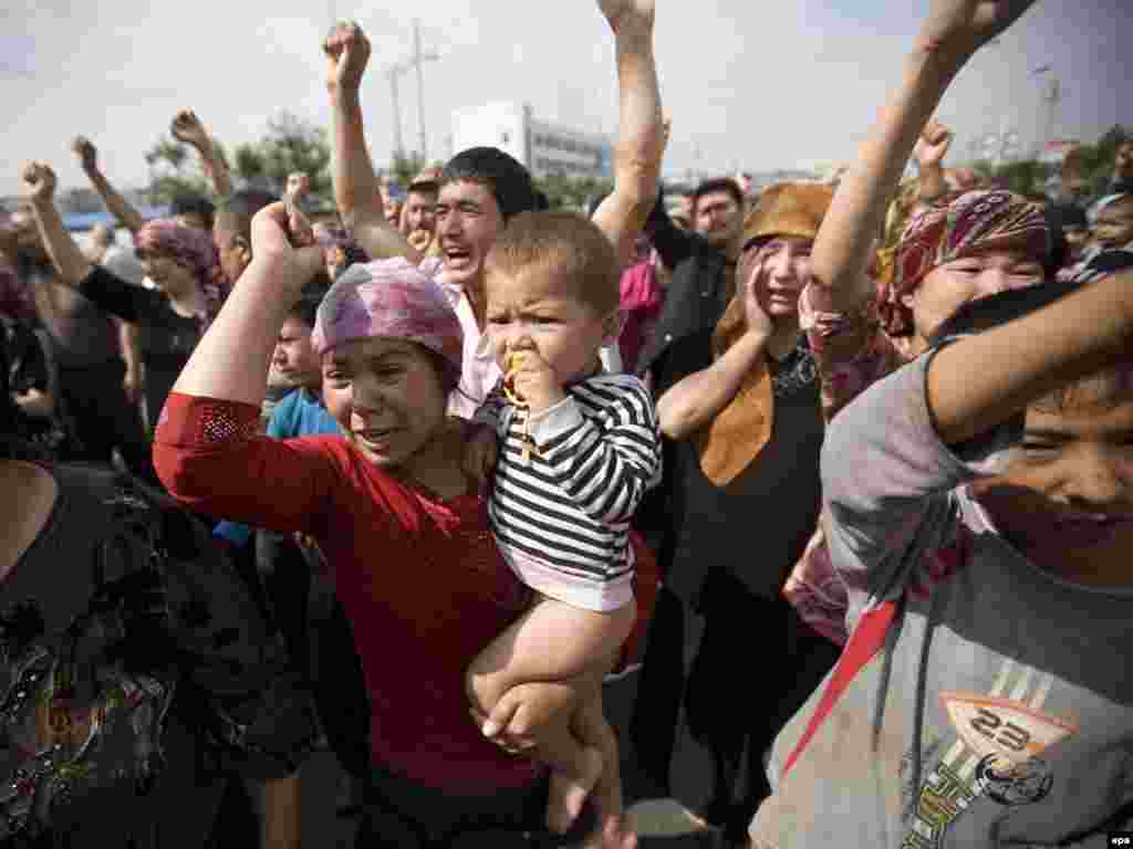 2009-cu ilin iyulunda Urumçidə qadınlar bir qədər əvvəl şəhərdə baş vermiş etnik zəmində toqquşmalara etiraz edirlər. Bundan bir qədər əvvəl şəhərdə uyğurlarla çinlilər arasında toqquşmalarda rəsmi məlumata görə 140 nəfər həlak olmuş, 8