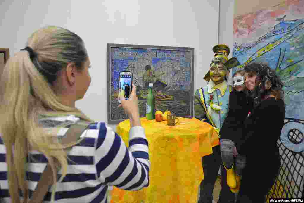 Архитектор, дизайнер и визажист Лариса Стародубцева организовала в рамках «Ночи в музее» проект «В гости к Сергею Калмыкову». Участники проекта были преображены на основе картин легендарного алматинского художника. С ними охотно фотографировались посетители.