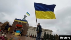 Helyi lakosok a felszabadítást ünneplik Herszonban 2022. november 13-án