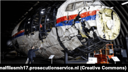 რეკონსტრუირებული "მალაიზიის ავიახაზების" Boeing 777. მოთავსებულია ნიდერლანდის ერთ-ერთ სამხედრო ბაზაზე 