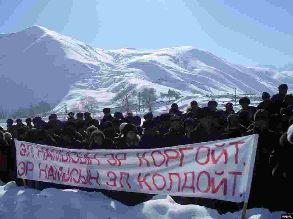 Исмаил Исаковдун жети жүздөн ашуун таламдашы Гүлчө кыштагындагы борбордук спорт майданында митинг өткөрүп, генералдын, ошондой эле Петровкадагы жана Балыкчыдагы оппозиция өкүлдөрүнүн абактан токтоосуз бошотулушун, өлкөнү ар тараптуу кризиске кептеген Бакиев бийлигинин кызматтан кетүүсүн талап кылышты.