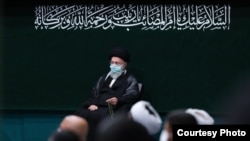 علی خامنه‌ای بار دیگر با ماسک در مراسم حضور یافته است