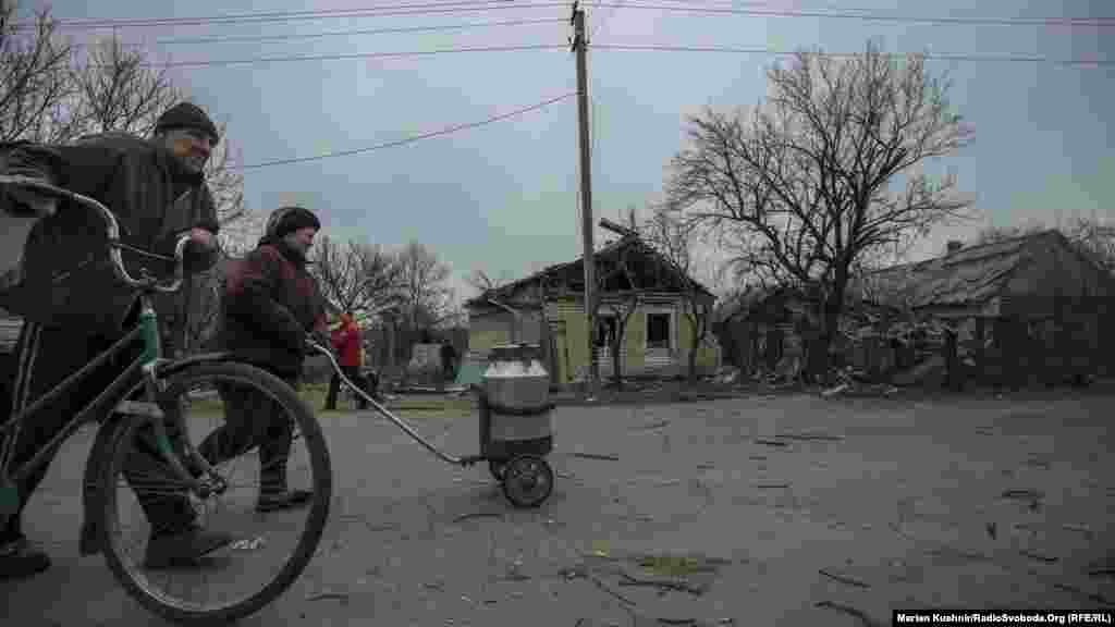 Улица Кирова в старой части Авдеевки расположена в непосредственной близости от линии соприкосновения. Здесь проживает не один десяток людей, в основном преклонного возраста 