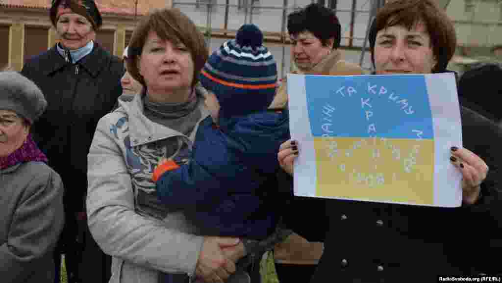 На акции вышли украинки, русские, крымские татарки и женщины других национальностей. 