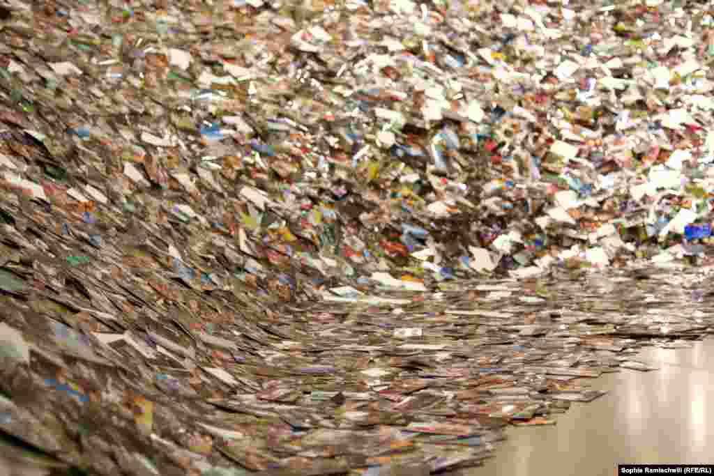 24 de ore în fotografii Imagini pe hîrtie încărcate pe Flickr în răstimp de 24 de ore Parte a expoziției BIG BANG DATA „O grămadă de pietre încetează să fie o grămadă de pietre în momentul în care un singur om se uită la ele văzînd imaginea unei viitoare catedrale” (Antoine de Saint-Exupery).