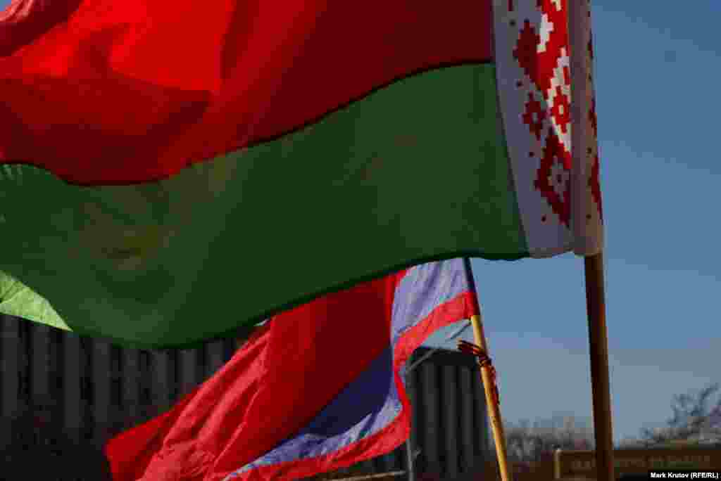 Операн театрна хьалха гулбеллачергахь цхьаъ бен Оьрсийчоьнан байракх яцара. Коьртачу декъана цара айина яра Беларусин байракахаш. 