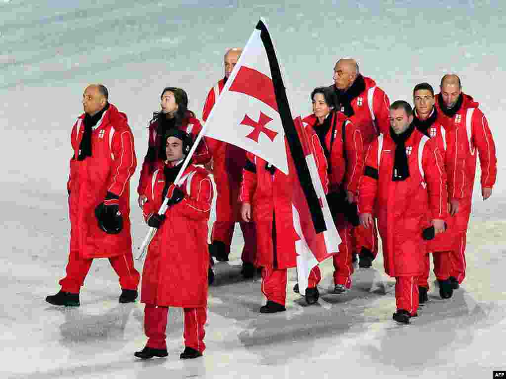 Kanada - Gruzijski sportisti na otvaranju Zimskih olimpijskih igara u Vancouveru, 12.02.2010. Foto: AFP / Kevork Djansezian